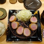 tonkatsu.jp - 天城黒豚(左から4つ)と諫美豚黒豚プレミアム(右2つ)