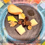 リストランテ ダ ニーノ - イタリアのチーズに蜂蜜とフルーツを合わせて食べる