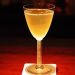 バー ル・サロン - 彼女がお気に入りのグラスに「ブランデー・ビター・シャンパン・レモン・シロップ」のカクテル1405