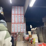 八ちゃんラーメン - 店内も狭くて雑多。店員の愛想は全く無し