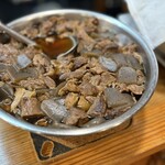 あかくら - カウンターに置いてある牛すじ煮込み皿