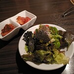SATOブリアン - 前菜(白ごまと海苔のサラダ、キムチ盛り)