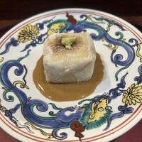 徳うち山 - 焼き胡麻豆腐。見た目お餅のようでした。中は熱々なので箸で割って少しずつ食べるように説明がありました。本当に熱々でしたが、胡麻の餡と絡めて食べると美味しかったです。