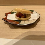 紫 - バルサミコソースクリームチーズが最中になっています。