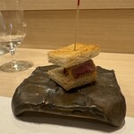 紫 - 和牛がサンドウィッチされジューシーな肉汁