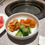 名物生タン焼肉エクボ - キムチ盛り合わせ