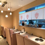 名物生タン焼肉エクボ - ピンクのカップルシートが可愛いカウンター席