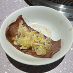 名物生タン焼肉エクボ - ネギたっぷりのせて