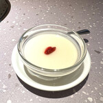 名物生タン焼肉エクボ - 過去1最高に私好みのエクボ特製杏仁豆腐