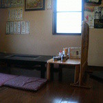 お好み焼き鉄板　栃の実 - 壁は油でやや黄色く変色。
