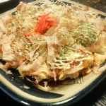 お好み焼き鉄板　栃の実 - やはりお店の人が焼くと綺麗。