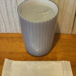 食工房 極 - お冷と紙おしぼり