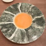 ボニュ - オマール海老のビスク、炒めてからミキサーでくだいて出汁を取り濾したもの