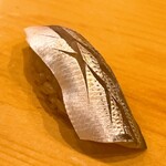 鮨 しゅん輔 - 小肌。赤シャリで握ります