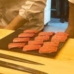 鮨 しゅん輔 - こちらは二貫目の中トロ。同じ背ナカを厚く斬り付け、シャリの温度も高めました