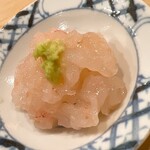 鮨 しゅん輔 - 塩〆して刻んだ甘海老。煎り酒で仕上げました。その梅の酸味と塩味、海老本来の旨味でお酒を呼び込みます