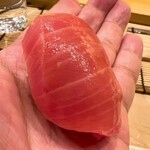 鮨 しゅん輔 - 厚切りの中トロ。シャリはアッツアツです