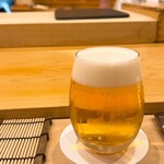 鮨 しゅん輔 - 最初は小さ目のグラスで生ビール