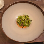 ボニュ - トマトベースの濃厚ソース、30種類のハーブのサラダ