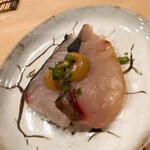 鮨 しゅん輔 - 寒鰆の皮目を炙り、西京味噌をトッピング