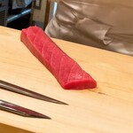 鮨 しゅん輔 - 大間で水揚げされた背ナカの中トロ