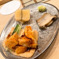鮨 しゅん輔 阿佐ヶ谷 - お酒のアテの三点盛りを楽しみながら、握りの切りつけをスタート