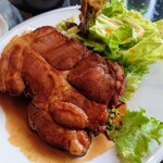 Steak&Wine Vabene Forte店 - 令和6年12月 午餐時段(11:00〜15:00)
                      厚切豬排午餐 含稅990日圓
                      豬排180克、自家製高麗菜沙拉、白飯、味噌湯附