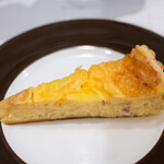 ポワソンルージュ - ルブロションチーズとジャガイモのキッシュ