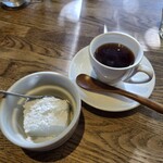 スパイスカフェ - 小さなデザート（ババロア）と小さなカフェ（紅茶）