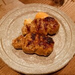 馬耳東風 - 月見つくね　2本分460円　面白い形。黄身をたっぷり、カラシを少しつけて食べるとまろやかで美味しい！