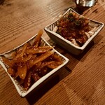 馬耳東風 - お通しのきんぴらと湯引きの皮　きんぴらはしっかり鷹の爪が効いてます！