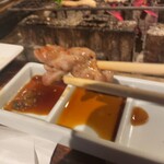 いろり焼の店 田舎屋 - タレにつけて頂きます^^