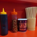 ラーメン二郎  - 卓上の醤油ダレ、唐辛子、ブラペ