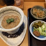 とんかつ しお田 - 塩辛と小皿（2024年12月7日撮影）