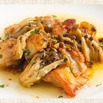 Chicken and mushrooms in garlic butter soy sauce (made with Iwate Saisai chicken) ¥580 (excluding tax)
