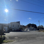 割烹 一の矢 - お昼時に東側の駐車場から西を観ているのに低い太陽が正面近くに見える理不尽^_^