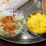 ナワブ - ナワブ 八丁堀店 トゥーカリーセット に付くターメリックライスとキムチ風味のドレッシングが掛かるサラダ