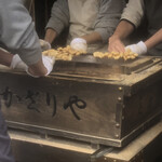 あぶり餅 本家 根元 かざりや - 焼いてるところ