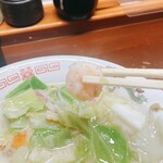 ちゃんぽん亭 一天愛 - 野菜少なめちゃんぽん  ¥770  エビにイカもいた♪