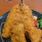 御食事処 多久膳 - 大きなアジフライとヒレカツ