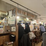 串カツ田中 - 明るく楽しい店内