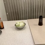 串カツ田中 - お通しのキャベツ