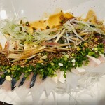 たけうち - 予想外の盛り付けのごま鯖、大根の薄切りも美しいです