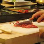 鮨 村上二郎 - まぐろを叩いて･･･