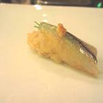 鮨 村上二郎 - さより､生姜が乗ります。