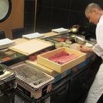 鮨 村上二郎 - 綺麗なマグロが見えますネ♪