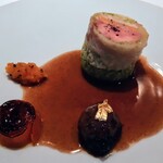 レ セゾン - 山鶉とフォワグラにシャルトリューズで仕上げたソース
      腿肉のロースト スパイスを効かせた人参