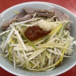 ラーメンショップ 椿 酒々井SP前店 - 半ライスにネギとチャーシューを移植し、豆板醤とにんにく投下！