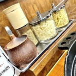 ジンギスカン羊はち - ニンニク、しょうが、すり胡麻、一味唐辛子を好みでINしてタレを作ります