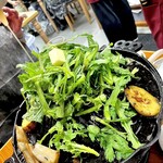 ジンギスカン羊はち - ラムを焼いて春菊とバターを…